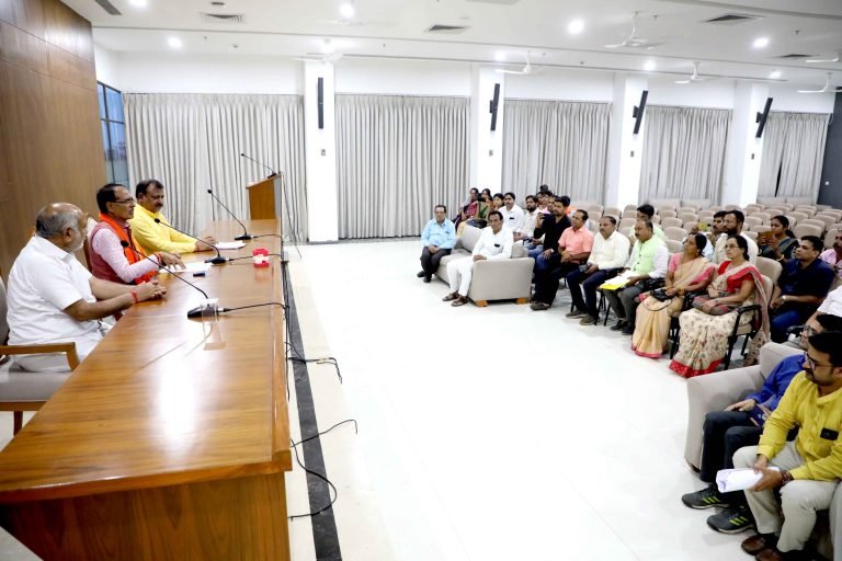 भाजपा सरकार ने निभाया संविदा कर्मचारियों को किया वादा