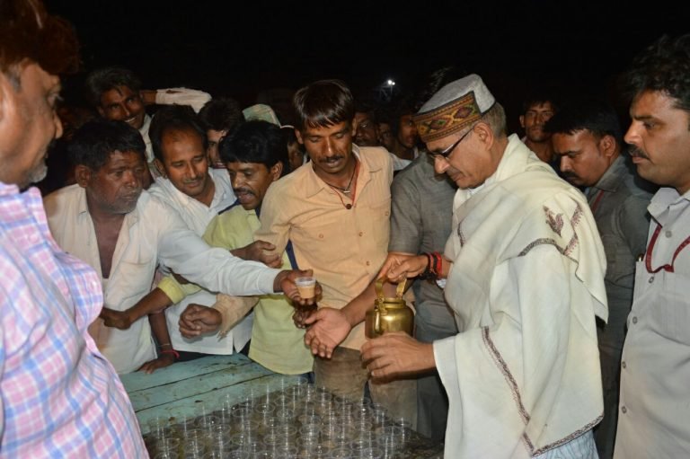 मुख्यमंत्री का जुदा अंदाज : रथ से उतरकर मन्नूलाल के घर पी चाय