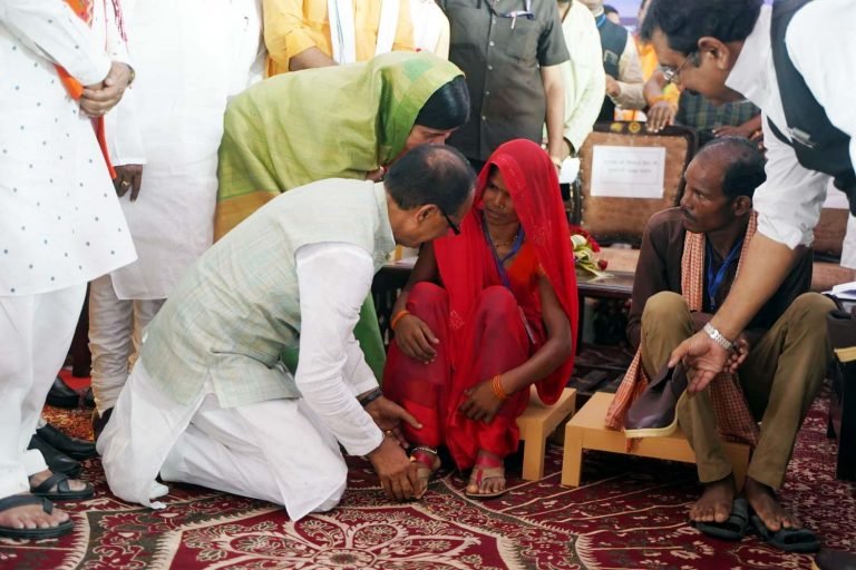 जब ​सीएम शिवराज ने बहन का पहनाई चरण पादुका, भाव-विभोर करने वाला दृश्य
