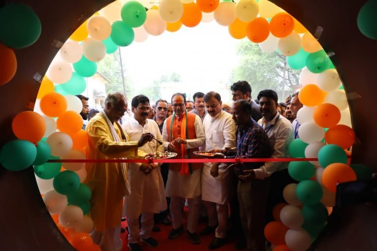 Shivraj Singh Chauhan ने पेश की मिसाल- हेलीकॉप्टर खराब हुआ, सड़क के रास्ते पहुंचे, 118 करोड़ 48 लाख के विकास को दिया तोहफा