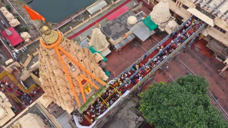 कैसे दिखते हैं नागचंद्रेश्वर, फोटो में ​देखिए, साल में सिर्फ 24 घंटे के लिए ही खुलते हैं पट