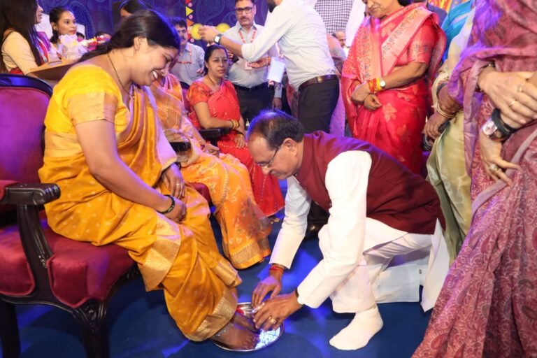 शिवराज ने दिया रक्षाबंधन का शगुन, बहनों के खाते में डाले 250-250 रुपया