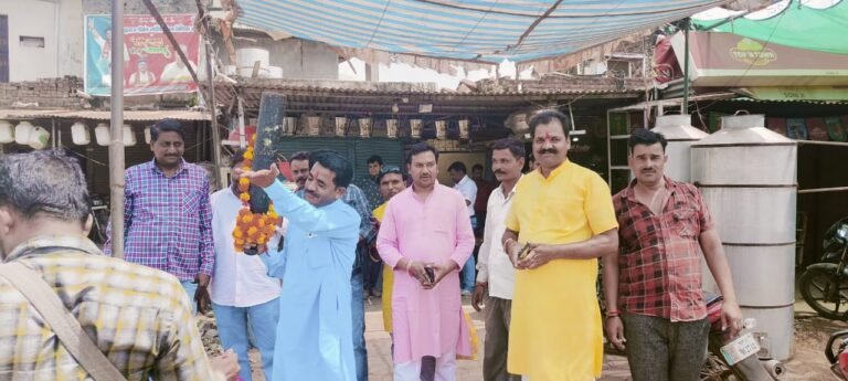 भाजपा विधायक के पार्टी छोड़ने पर कार्यकर्ताओं ने मनाई खुशी, बाटी मिठाई