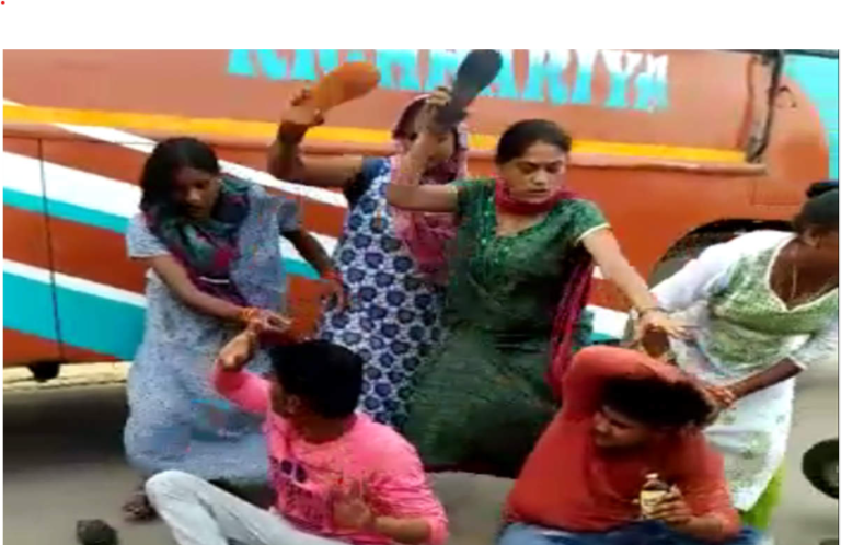 सावधान! युवती से छेड़छाड़ करना पड़ा महंगा, पंचायत ने चप्पल से पिटवाया
