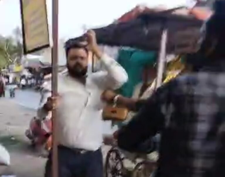 ब्लैकमेलिंग से त्रस्त, बीजेपी जिला कार्य समिति सदस्य को चपल्लों से पीटा