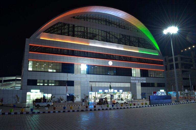 विश्वस्तरीय रानी कमलापति स्टेशन बदहाल, प्लेटफॉर्म में पेशाब कर​ते दिखा युवक