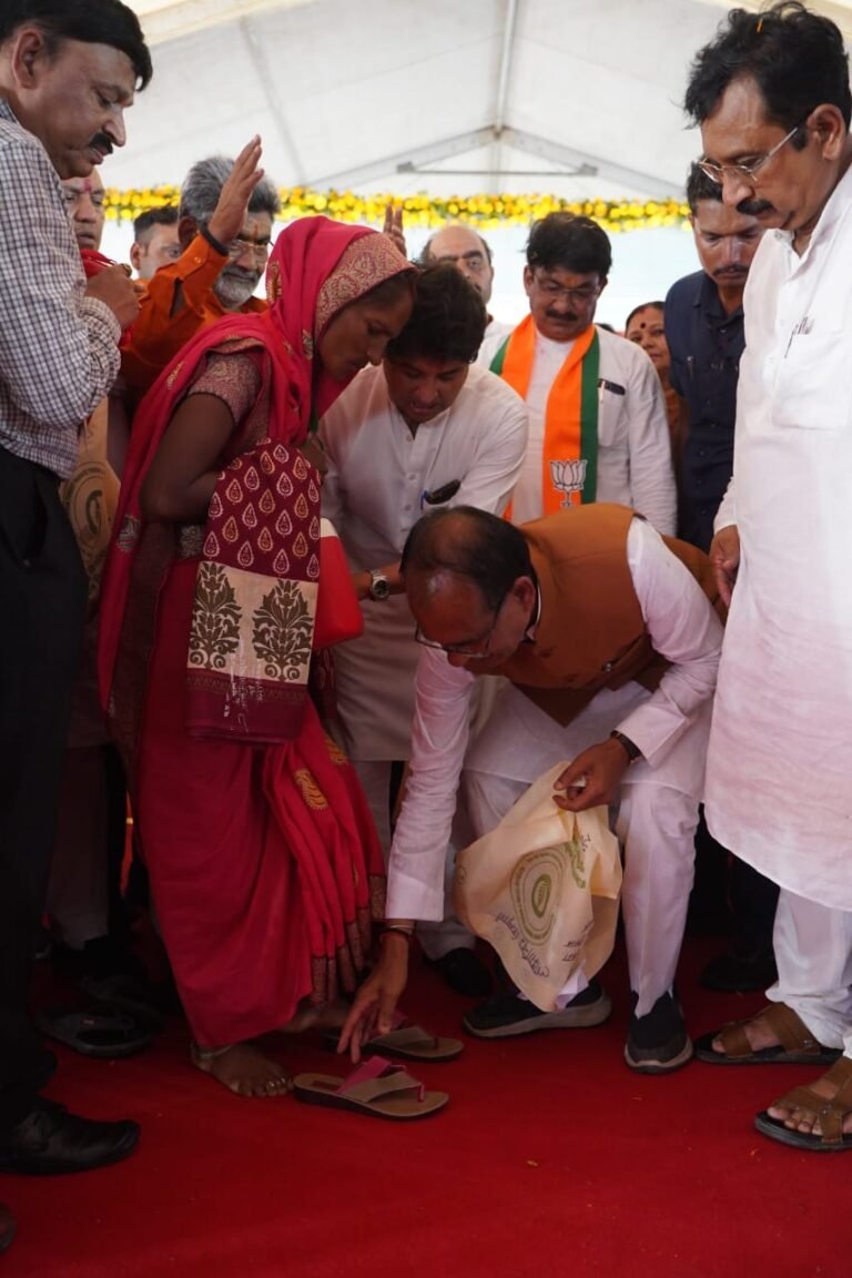 मुख्यमंत्री शिवराज सिंह चौहान ने तेंदूपत्ता संग्राहकों को पहनाईं चरण पादुकाएं, भेंट की पानी की बॉटल
