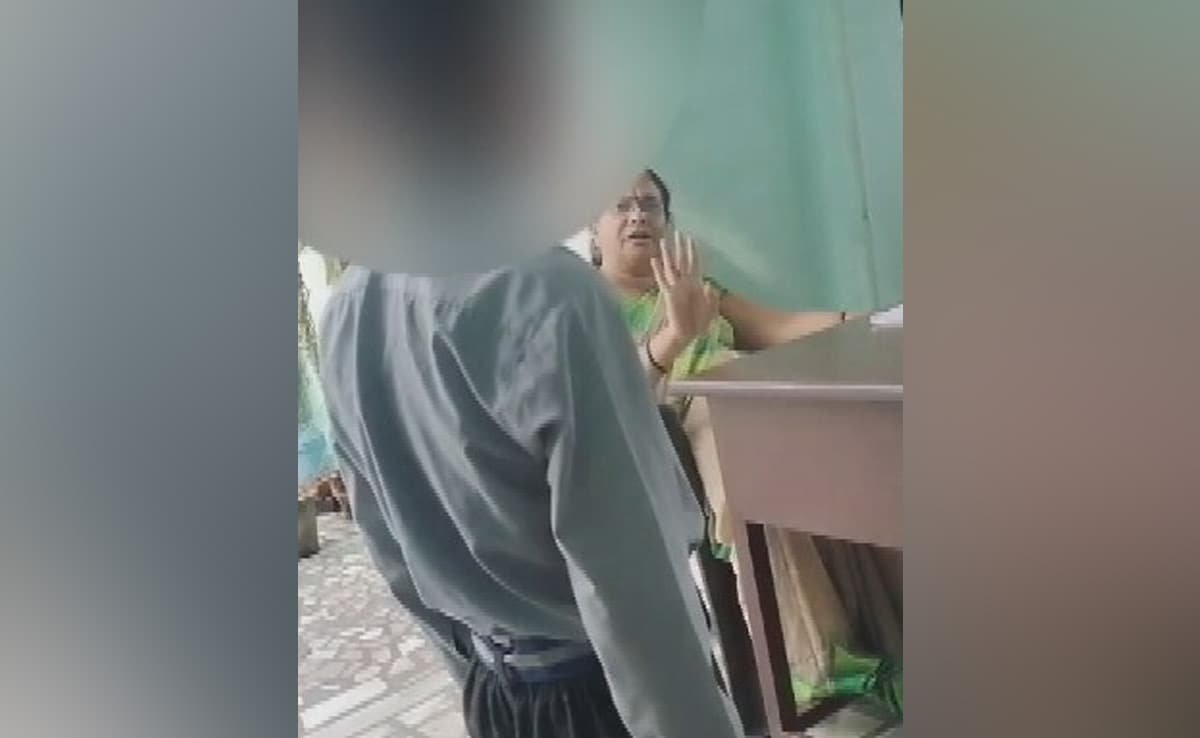 मुजफ्फरनगर के पीड़ित छात्र के पिता ने NDTV से कहा- मेंटल ट्रॉमा से गुजरा बेटा, टीचर पर हो सख्त कानूनी कार्रवाई