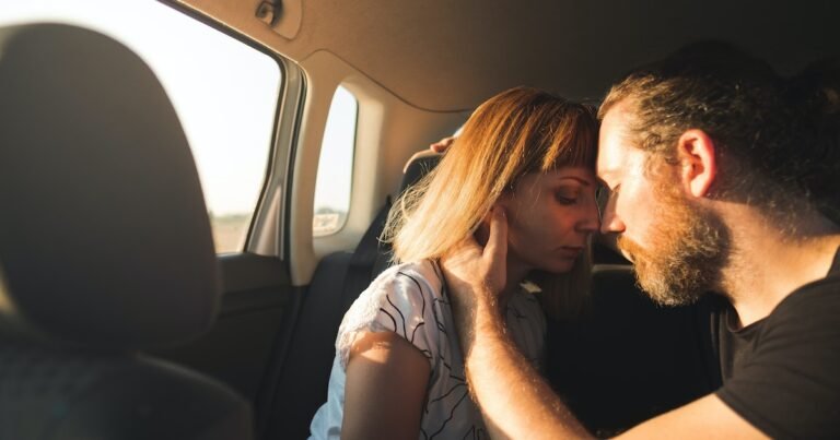 कार में नग्न होकर युवक—युवती कर रहे थे वो काम, फिर हो गया ऐसा कांड