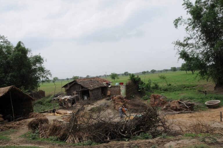 विकास नहीं तो वोट नहीं, ग्रामीणों के आगे प्रशासन हुआ लाचार