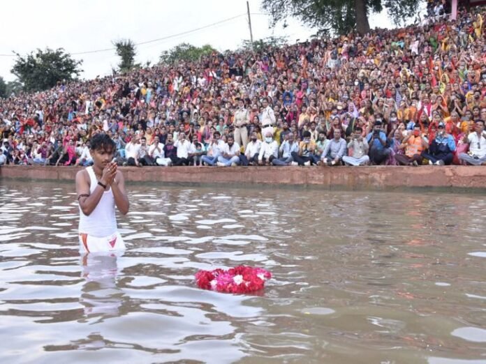 Lord narsing pratima floated in water madhya pradesh: hatpipaliya dewas Lord narsing pratima floated in water madhya pradesh: hatpipaliya dewas
