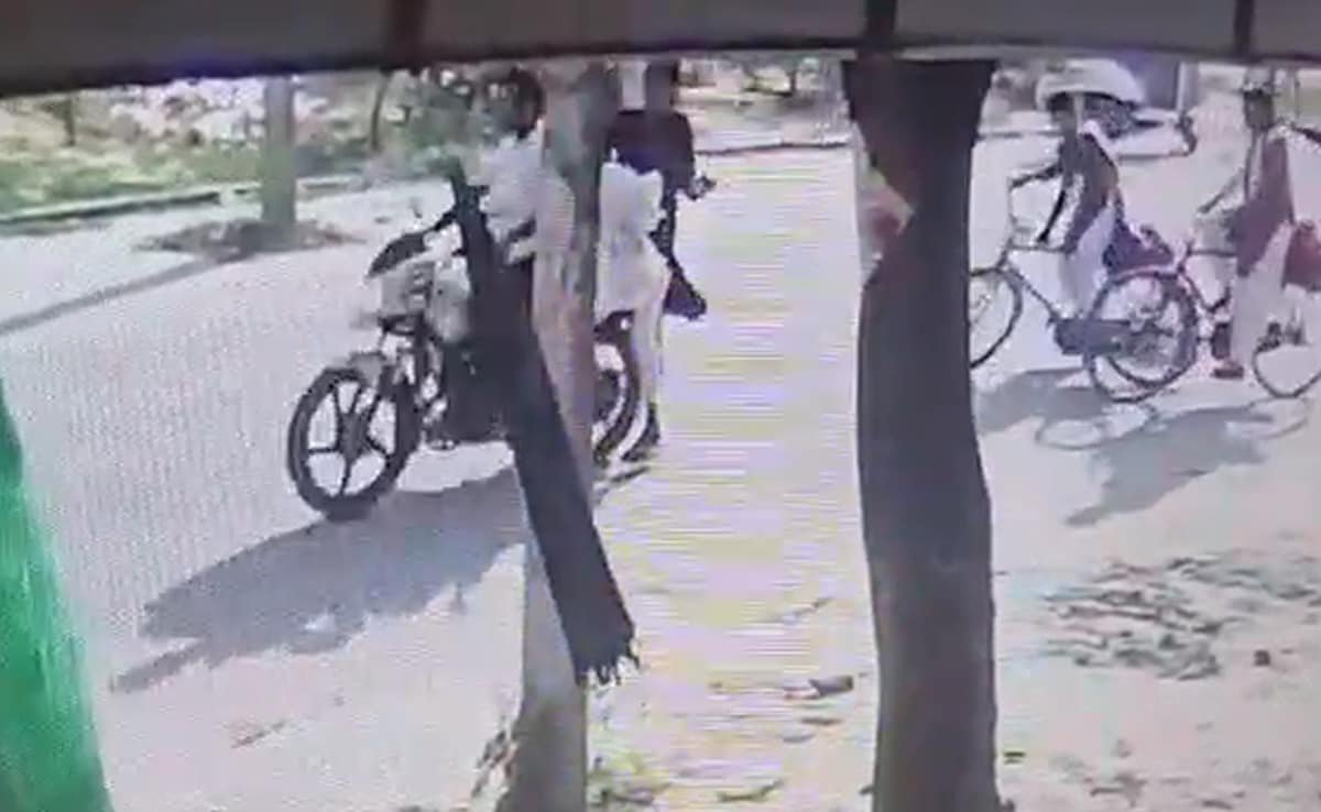 यूपी : बाइक सवार युवकों ने साइकिल से जा रही युवती का खींचा दुपट्टा, मौत, आरोपी गिरफ्तार