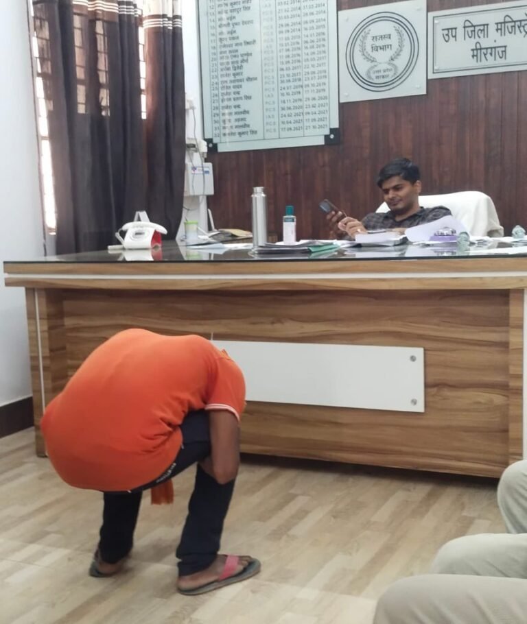 एसडीएम ने फरियादी को बनाया मुर्गा, अब योगी एसडीएम को देंगे क्या सजा