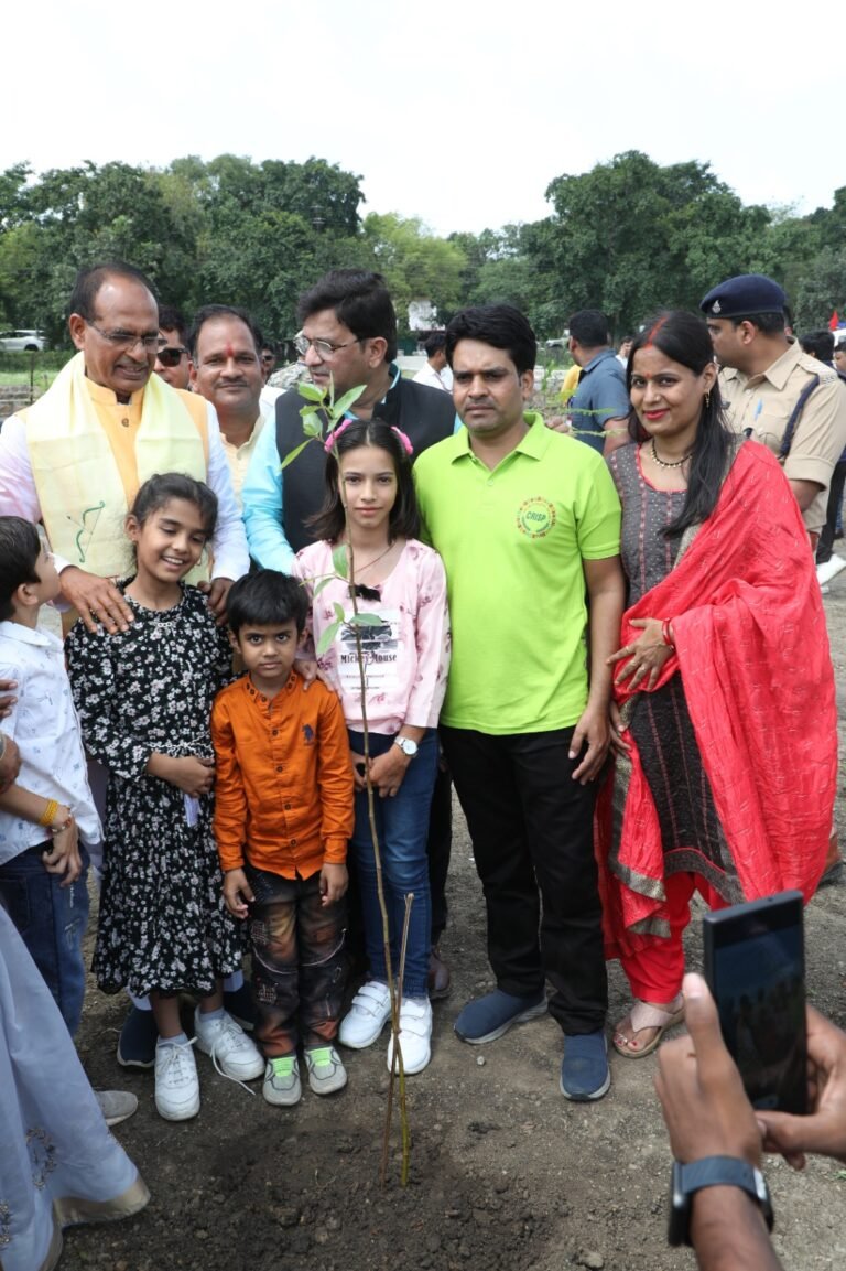 मुख्यमंत्री  ने बरगद, गूलर और जामुन के पौधे लगाए,नेशनल गेम्स में श्रेष्ठ प्रदर्शन करने के लिए खिलाड़ियों को दी शुभकामनाएं