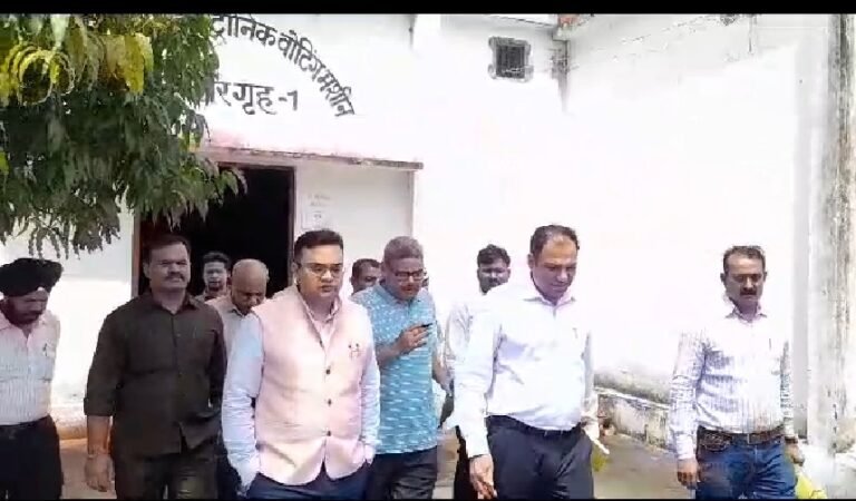 ईवीएम मशीनों की एफएलसी कार्य का डीएम ने लिया जायजा