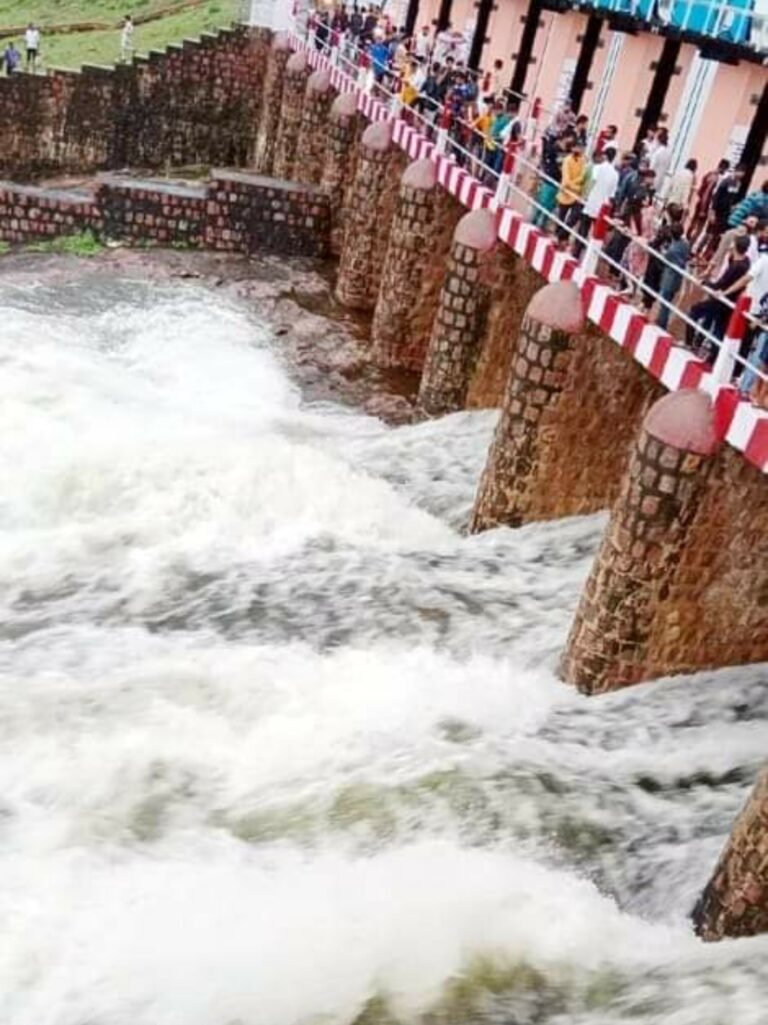 गोविंद सागर बांध के आठ गेट खोलकर पानी की हुयी निकासी