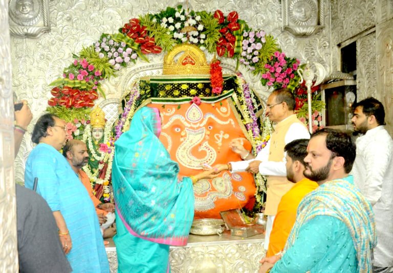 पत्नी साधना और परिवार सहित खजराना गणेश मंदिर पहुंचे सीएम शिवराज