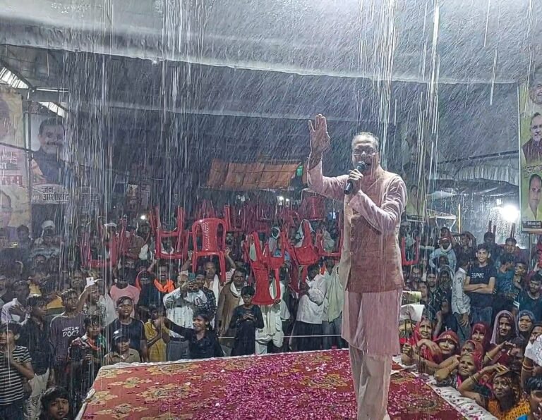 CM Shivraj gave speech in drenching rain, sisters also got wet and tied Rakhi to brother