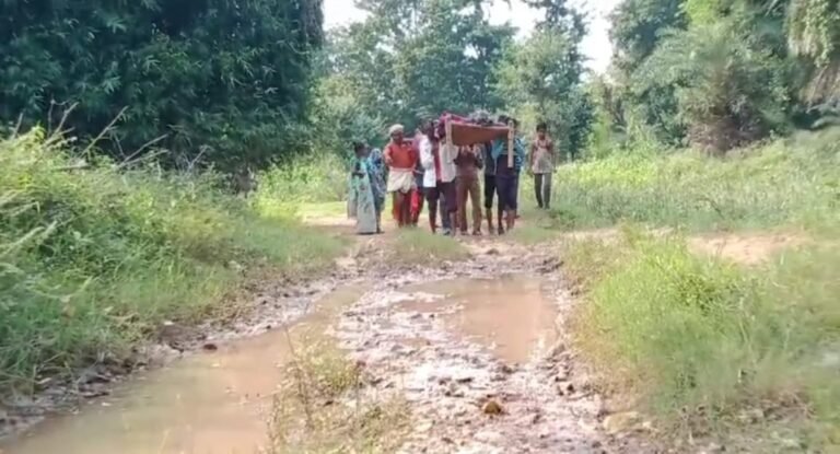 हाय री मजबूरी, यह शव यात्रा नहीं, बीमारी की मजबूरी है