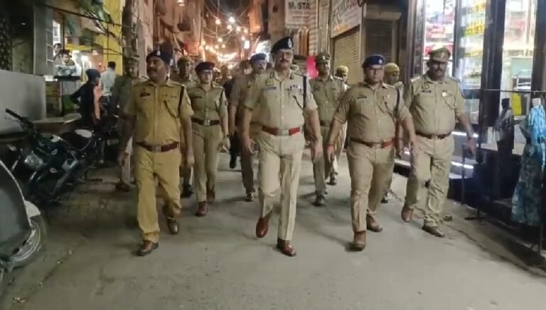 कन्नौज में एडीजी कानपुर का एक दिवसीय दौरा,देर शाम शहर में पैदल गश्त कर सुरक्षा व्यवस्था का  लिया जायजा