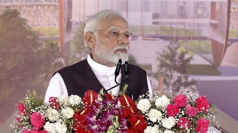 प्रधानमंत्री की सुरक्षा में चूक, बनारस में मोदी के काफिले के आगे कूदा युवक