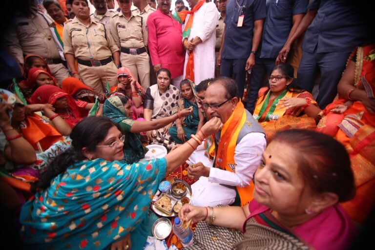 दिग्विजय और कमल नाथ ने प्रियंका गांधी को दी है झूठ बोलने की ट्रेनिंग