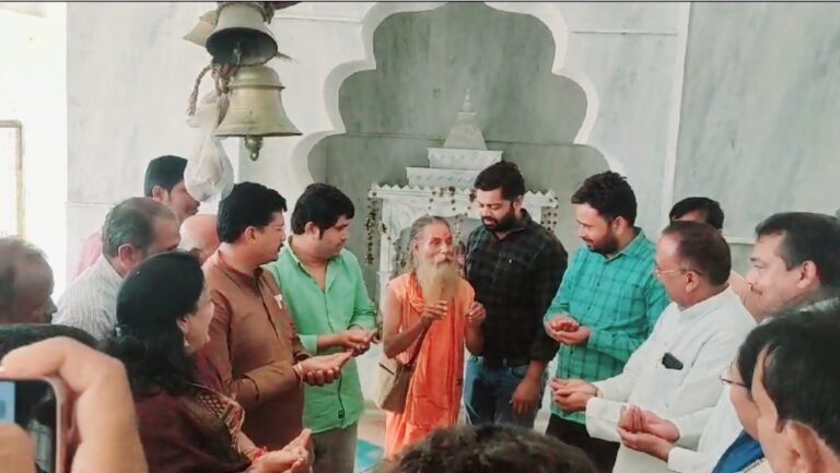 गंगा जल हाथ में लेकर कांग्रेसियों ने मंदिर में खाई कसम, गुटबाजी नहीं करेंगे
