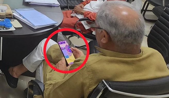Bhupesh Baghel Play Candy Crush Saga Game in Mobile Bhupesh Baghel Play Candy Crush Saga Game in Mobile
