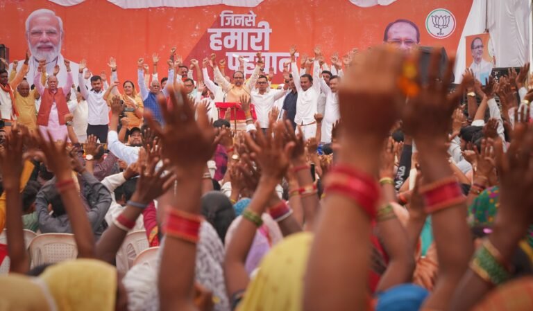 CM शिवराज ने जन्म भूमि जैत में टेका माथा, पांव-पांव वाले भैया से मिलने बच्चे, बूढ़े और महिलाओं की होड़