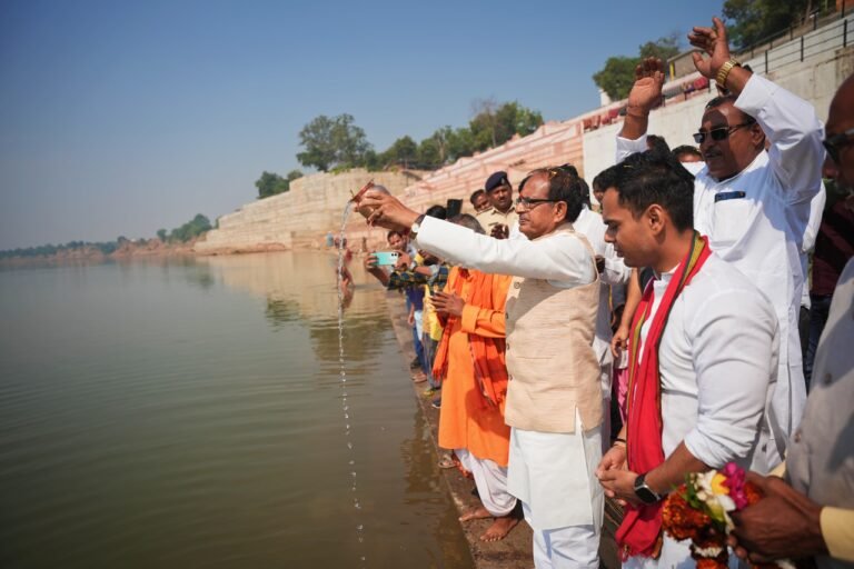 Shivraj Singh Chauhan Nomination : जन्मभूमि, कर्मभूमि, मातृभूमि, पुण्यभूमि से आशीर्वाद लेकर शिवराज​ जमा कर रहे हैं नामांकन