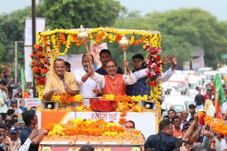 आदिवासियों की दुश्मन है कांग्रेस, हमेशा गरीबों और आदिवासियों का किया है शोषण, उसके छलावे में मत आना