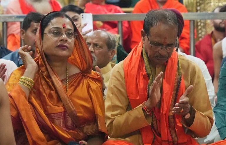 CM SHIVRAJ बोले- राजनीति में कदम-कदम पर फिसलने का खतरा, कई बार चक्कर में डालने वाले भी आ जाते हैं