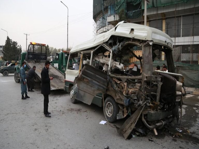 Horrific explosion in mini bus in Kabul seven died 20 injured | काबुल में मिनी बस में खौफनाक विस्फोट, सात लोगों की दर्दनाक मौत, 20 घायल