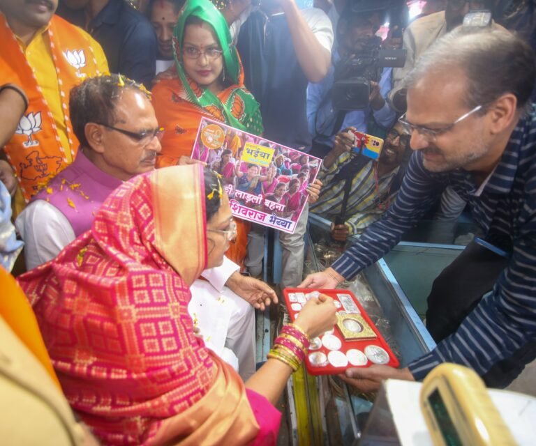 7 तारीख को बहनों के खाते में आए पैसे, भैया शिवराज के साथ बाजार पहुंची लाड़ली बहनें