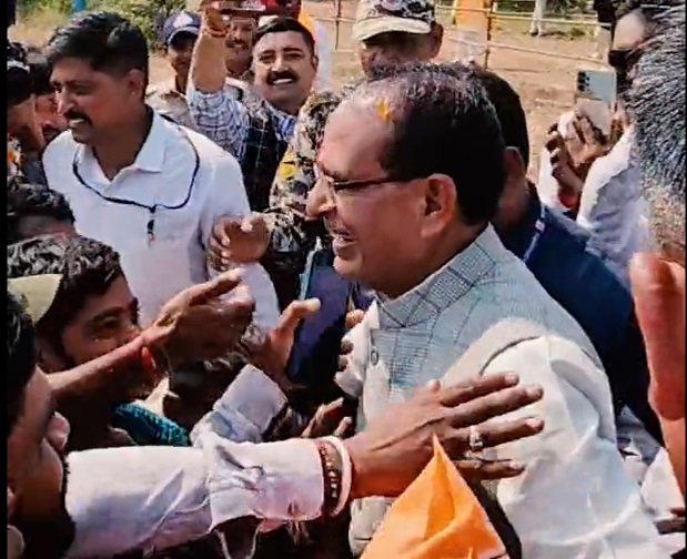 भांजे-भांजियों से मिलने बेताब हुए शिवराज मामा, बेरिकेड तोड़कर बच्चों से मिलने पहुंचे मुख्यमंत्री