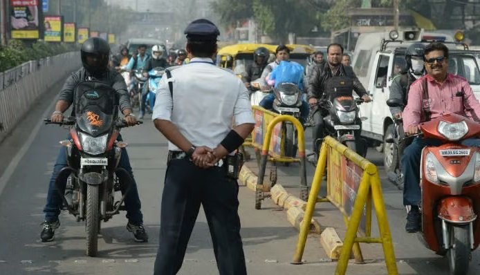 Traffic police issuing challan in Bhopal Traffic police issuing challan in Bhopal