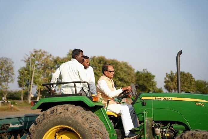Shivraj drove tractor in the Farm House Vidisha Shivraj drove tractor in the Farm House Vidisha