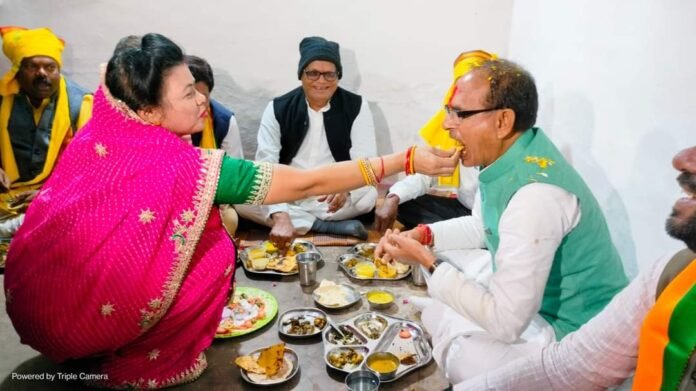 Ladli Bahna fed food to brother Shivraj with her own hands Ladli Bahna fed food to brother Shivraj with her own hands