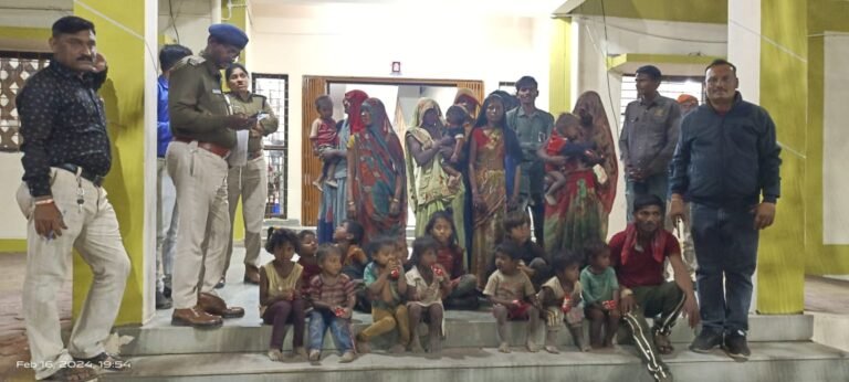12 मजदूर एवं 16 बच्चों को बंधकों से किया मुक्त,ठेकेदार ने कर्नाटक में मजदूरों को बनाया था बंधक