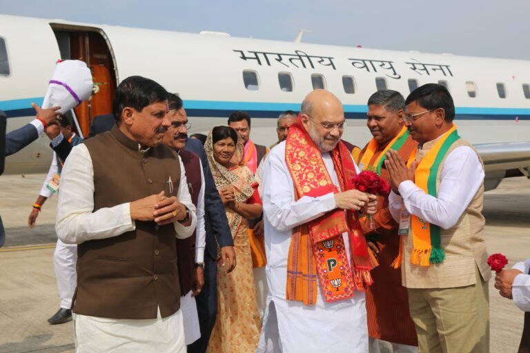 केन्द्रीय गृह मंत्री का खजुराहो विमानतल पर हुआ आत्मीय स्वागत।