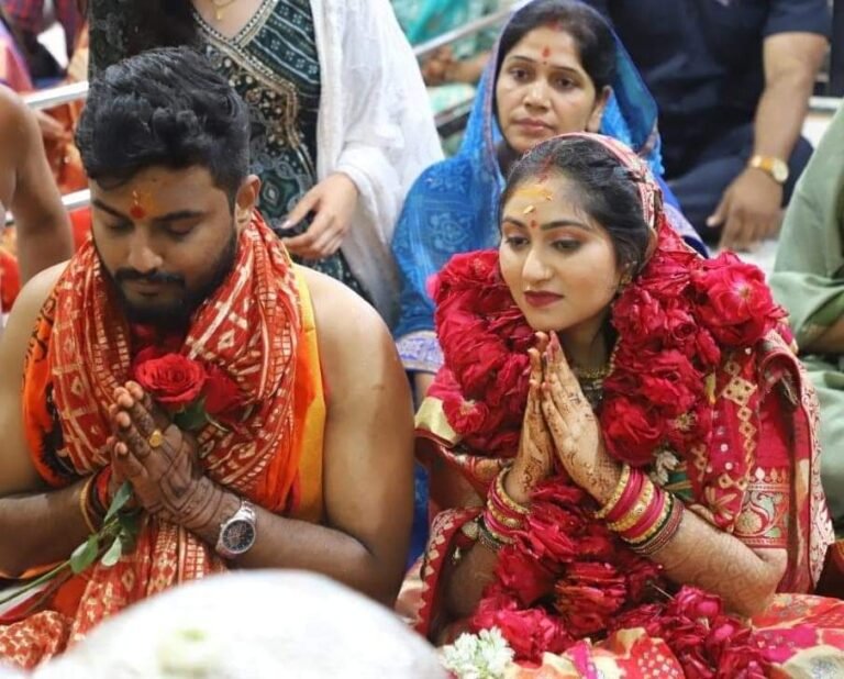 मुख्यमंत्री के पुत्र व पुत्रवधू ने किये भगवान श्री महाकालेश्वर के दर्शन।
