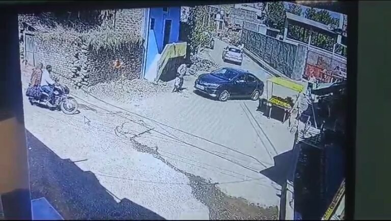 दर्दनाक हादसा,अनियंत्रित कार ने 4 वर्षीय मासूम बच्ची को कुचला, मौके पर हुई मौत.. घटना सीसीटीवी में कैद।