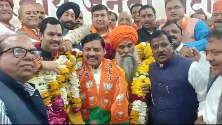 राज्यसभा सदस्य संत उमेश नाथ महाराज का मुख्यमंत्री डॉ मोहन यादव ने भाजपा कार्यालय में किया स्वागत, मुख्यमंत्री ने लोकसभा चुनाव प्रचार अभियान के तहत वॉल पेंटिंग की,