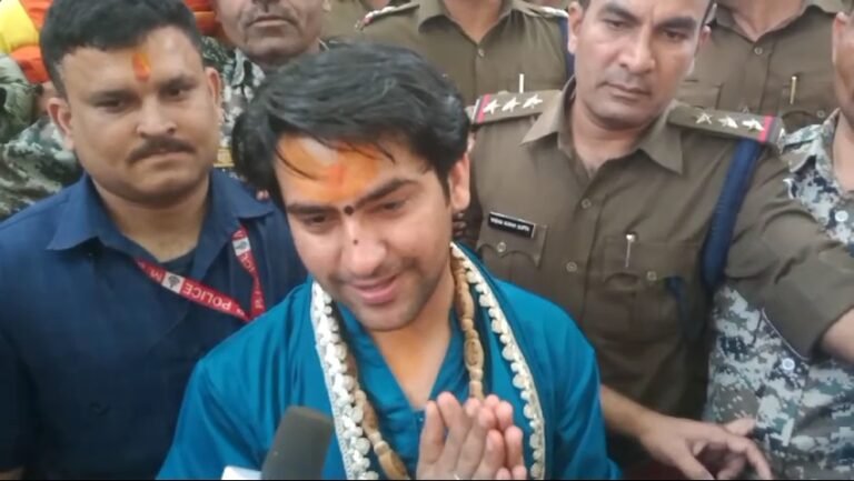 विश्व प्रसिद्ध देवी तांत्रिक शक्तिपीठ मां पीतांबरा के बागेश्वर धाम के पीठाधीश्वर धीरेंद्र कृष्ण शास्त्री ने किए दर्शन