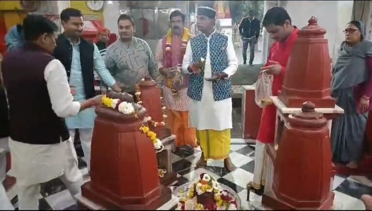 प्रदेश के सहकारिता, खेल एवं युवा कल्याण विभाग मंत्री विश्वास सारंग ने श्री पीतांबरा पीठ मंदिर की पूजा अर्चना।
