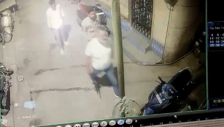 कॉंग्रेस पार्षद बंदूक लेकर मीडियाकर्मी के घर मे घुसा, महिलाओं से की मारपीट,दूसरे पक्ष से पार्षद ने भी दर्ज कराया केस।