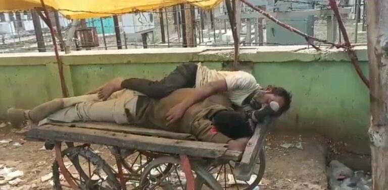 शराब के नशे में टल्ली वर्दीधारी हाँथ ठेले पर फरमा रहा था आराम- वीडियो वायरल होने के बाद अफसर ने कहा होगी जांच।