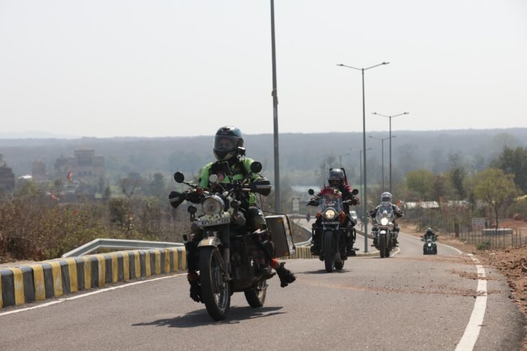 खजुराहो पहुंची क्वींस ऑन द व्हील्स की महिला टीम, पर्यटन स्थलों को प्रमोट करने निकली हैं 25 जांबाज महिलाएं कर रही है मध्य प्रदेश भ्रमण