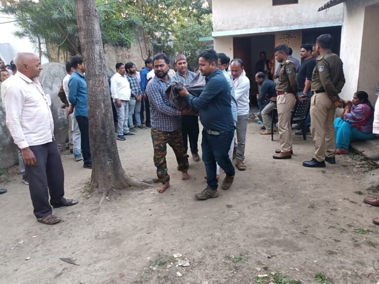 सरकारी दफ्तर में जाम छलकाने वाले बाबू ने नौकरी जाने के बाद पत्नी सहित की खुदखुशी,सुसाइड नोट में महिला के ब्लैकमेलिंग का जिक्र, विभाग में मचा हड़कंप