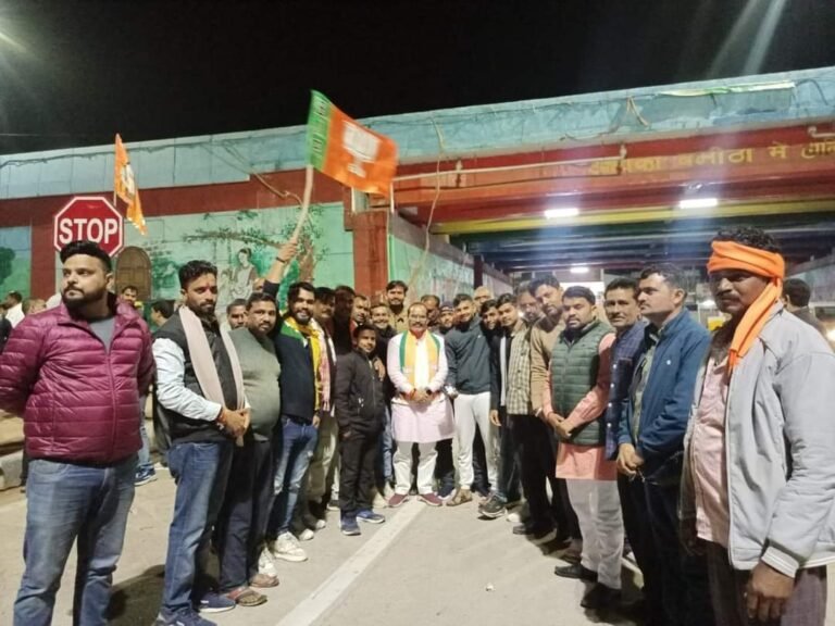 खजुराहो सांसद बीडी शर्मा को टिकट मिलने पर कार्यकर्ताओं ने मनाई खुशी।